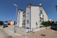 Vodice – potpuno namješten dvosobni apartman sa spremištem i parkirnim