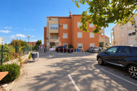 Vodice – potpuno namješten stan s tri spavaće sobe za dugoročni najam.
