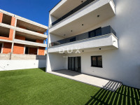Vodice, 4-sobni dvoetažni stan s velikim vrtom, 171,38 m²