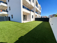 Vodice, trosobni dvoetažni stan s velikim vrtom, 113,37 m²