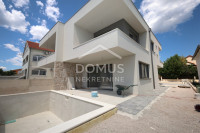 Vodice, prekrasna obiteljska kuća 128,71 m² s bazenom i vrtom