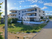 VODICE  PROSTRAN STAN NA I. KATU S TERASOM I DVA PARKIRNA MJESTA, 350