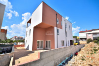 Vodice - S1 stan s bazenom  u blizini centra i plaže
