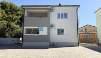 VODICE, novo, samostojeća kuća, 2 odvojena stana, dvorište 317 m2