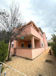 VODICE, samostojeća kuća, 2 odvojena stana, dvorište, mirna lokacija
