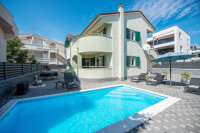 Vodice - Samostojeća kuća s 2 stambene jedinice, grijani bazen, super