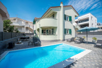 Vodice - Samostojeća kuća s 2 stambene jedinice, grijani bazen, super