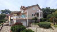 VODICE, samostojeća kuća, 3 odvojena stana, terasa, garaža, blizu cent
