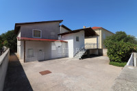Vodice, samostojeća obiteljska kuća 130m2, parcela 356m2, mirno okruže