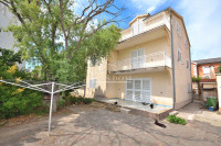 Vodice , SRIMA - apartmanska kuća s 5 apartmana 100m od plaže