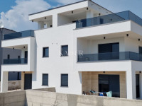 Vodice, Srima- Dvojna kuća s bazenom 250m od mora