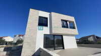 VODICE - SRIMA, novo, moderna samostojeća kuća, 250 m do plaže, bazen,