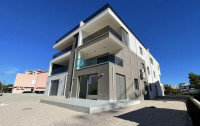 VODICE - SRIMA, novo, završeno, 2. red od mora, prizemlje + vrt 125 m2