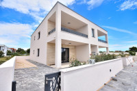 Vodice - stan s vrtom u manjoj urbanoj vili na mirnoj lokaciji