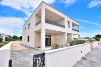 Vodice - stan s vrtom u manjoj urbanoj vili na mirnoj lokaciji