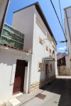 Vodice, strogi centar – renovirana kamena kuća 95 m2, tri etaže