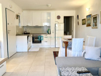 VODICE, top lokacija, 150 m do plaže, namješten stan, širi centar