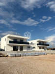VODICE – vila s bazenom, garažom i vrtom, mirna lokacija, 800 m od mor