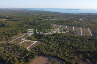 Vodnjan, Mandriol - poljoprivredna parcela s putem 558 m2, 900 m od mo