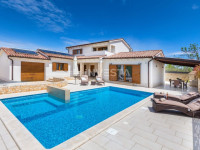 Vodnjan, moderna vila s bazenom, 4 spavaće sobe - HITNO!