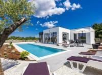 Vodnjan okolica, moderna vila s bazenom i solarnom elektranom