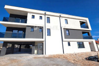 Vrbnik, apartman u novogradnji s bazenom i vrtom!