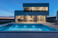 Vrsi - moderna vila od 170 m2 s bazenom!!