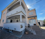 Vrsi - Mulo, kuća sa 3 stana, 300 m od mora
