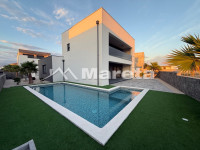 Vrsi - villa s bazenom, garaža i krovna terasa