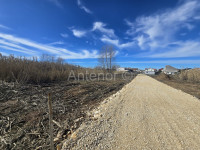 VRSI-ZUKVE - građevinsko zemljište (600m2) udaljeno 350m2 od mora