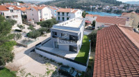 Žaborić – moderna dvojna kuća S1, 70 m od mora, novogradnja s vrtom i