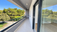 Žaborić-novogradnja 60 m od mora, dvoetažni stan sa 123m2 vrta i 2PM