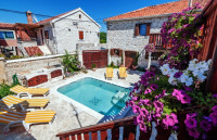 ZADAR - ARBANASI,PRODAJA KAMENE KUĆE 255M2, 6 APARTMANA, BAZEN, LOKACI