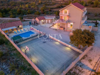 ZADAR - DONJE BILJANE - Kuća s bazenom i apartmanima na mirnoj lokacij