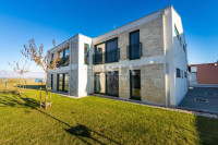 ZADAR, NIN - Luksuzan trosoban apartman s privatnim vrtom, prvi red do