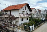 Zadar - Plovanija, kuća na dobroj lokaciji na terenu od 996m2!!!