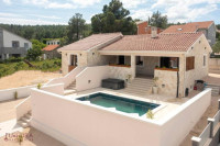 ZADAR - PRIDRAGA, VILA 100 M2 PRODAJA, NOVO, POGLED, BAZEN, LOKACIJA!!