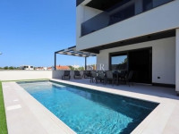 PRIVLAKA, ZADAR – suvremena vila s bazenom i pogledom na more, 110 m o