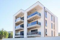 Zadar, Rovanjska moderna zgrada sa panoramskim pogledom na more i Vele