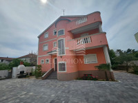 Zadar, Stanovi, samostojeća kuća 560m2 s 10 apartmana,1750€/m2