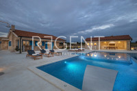 Zadar, Sv. Filip i Jakov - Rustikalna vila na zemljištu od 30.000 m²