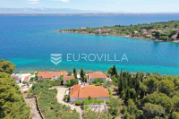 Zadar, Ugljan, jedinstvena kamena kuća uz more na parceli od 2200 m2