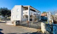 ZADAR, VIR - Kuća katnica u blizini mora