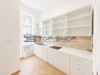 Zagreb- Centar 250m² prostran poslovni prostor, 7 ureda, kuhinja,  bal