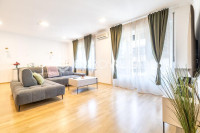 Zagreb, centar, trosoban stan 128 m² s dva balkona i garažom, lift