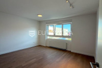 Zagreb, Donji Grad, luksuzno renoviran trosoban stan s loggiom, 60 m²