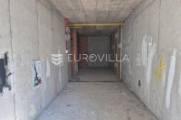 Zagreb, Kustošija, ulični poslovni prostor 53.50 m², u prizemlju stamb
