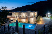 Zagvozd, Rastovac luksuzna vila s grijanim bazenom