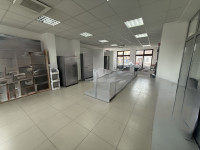 Zakup uličnog poslovnog prostora – 99 m²