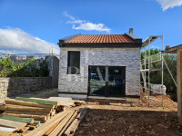 Započreta gradnja sa projektom i gotova manja kuća 60 m2